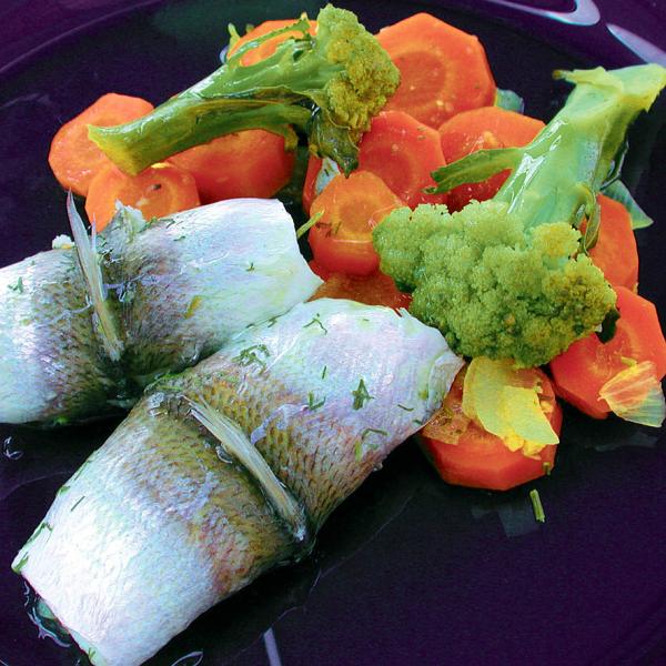 Fischröllchen auf Gemüsebett